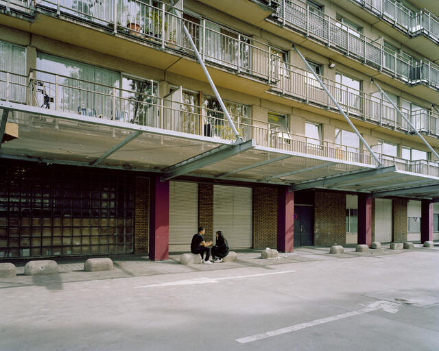 Goujons - Détail de la façade arrière avant rénovation avec un couple assis