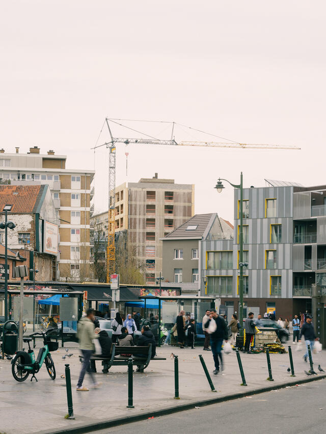 Photo du bâtiment depuis la place étangs noirs 