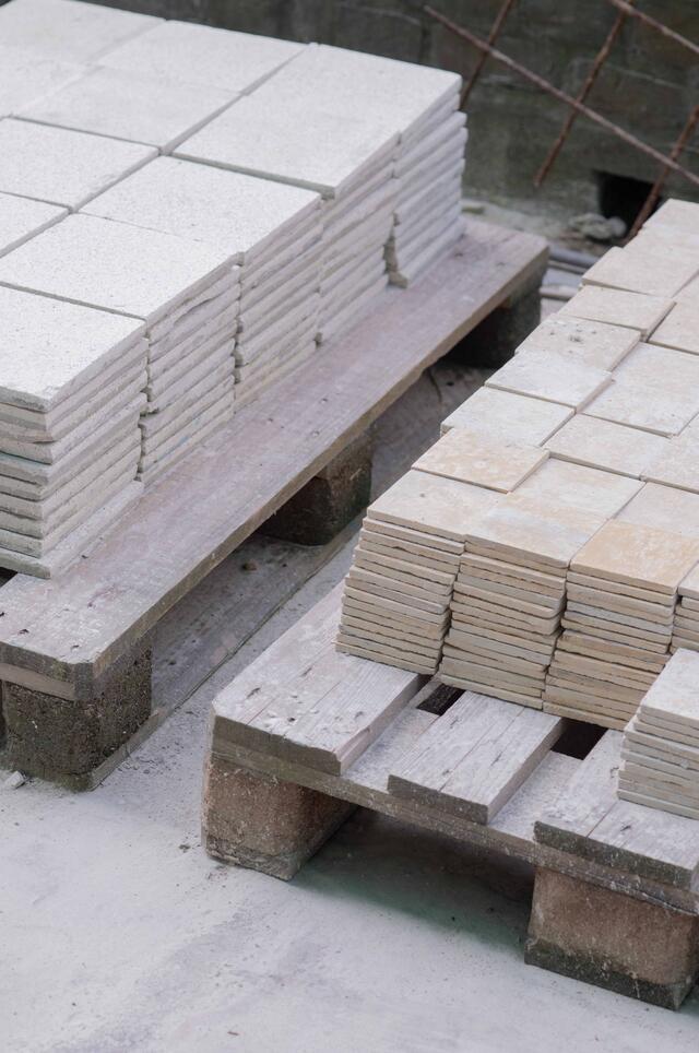 Photo de palettes de carrelage. Général Jacques.